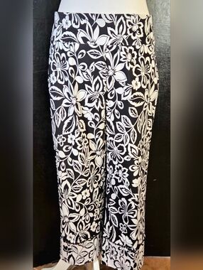 NWT Zac & Rachel Black & White Floral Pull-On Capri Pants - Size 8